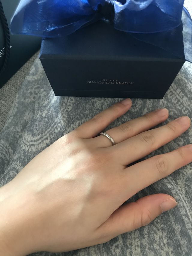 細めでダイヤモンドが表面部分に付いているStarry