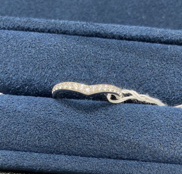 V字のハーフエタニティリング