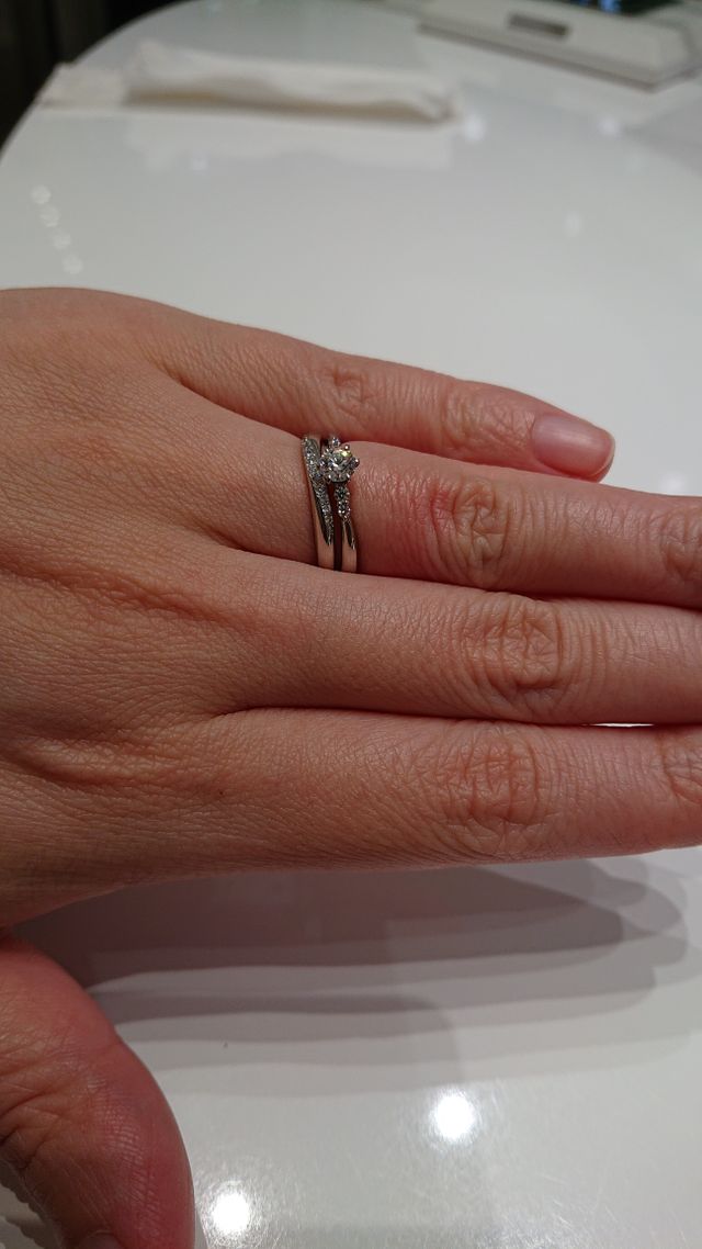 結婚指輪との重ねづけした写真。