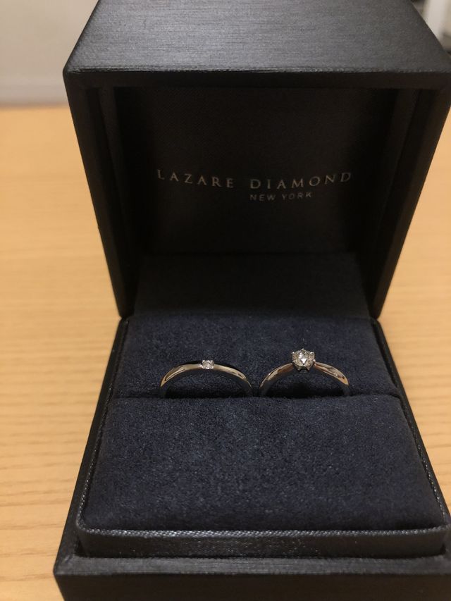 右婚約指輪　左結婚指輪