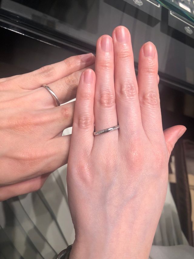 左が男性用で、真ん中のプラチナ部分にマット加工を施しています