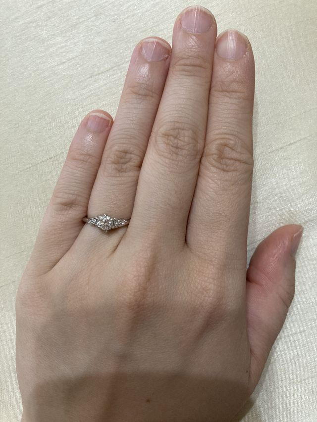 真ん中に0.35ct.左右に2石ずつメレダイヤが入っています
