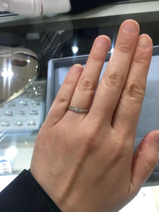 V字なのでふっくらした指も華麗に見えます