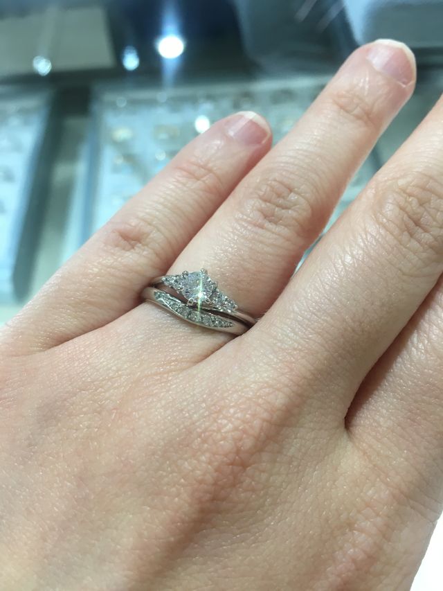 婚約指輪との重ね付けが可愛いです。