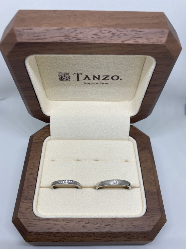 斜めに和紙加工が入り、中央のダイヤが際立っています。