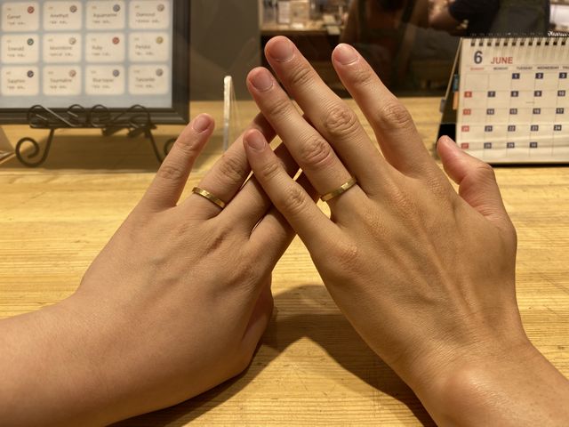 周りと被りにくいイエローゴールドにしました