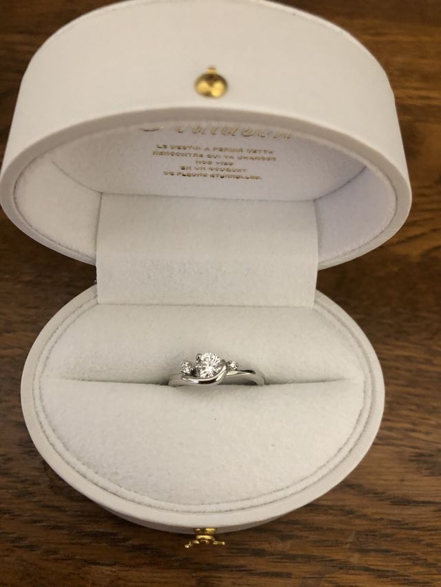 お出かけにも付けやすい少しカジュアルめのデザインにしめした。