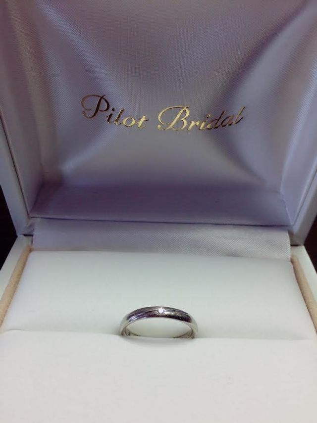 購入時にこちらのケースにペアで入っていました。