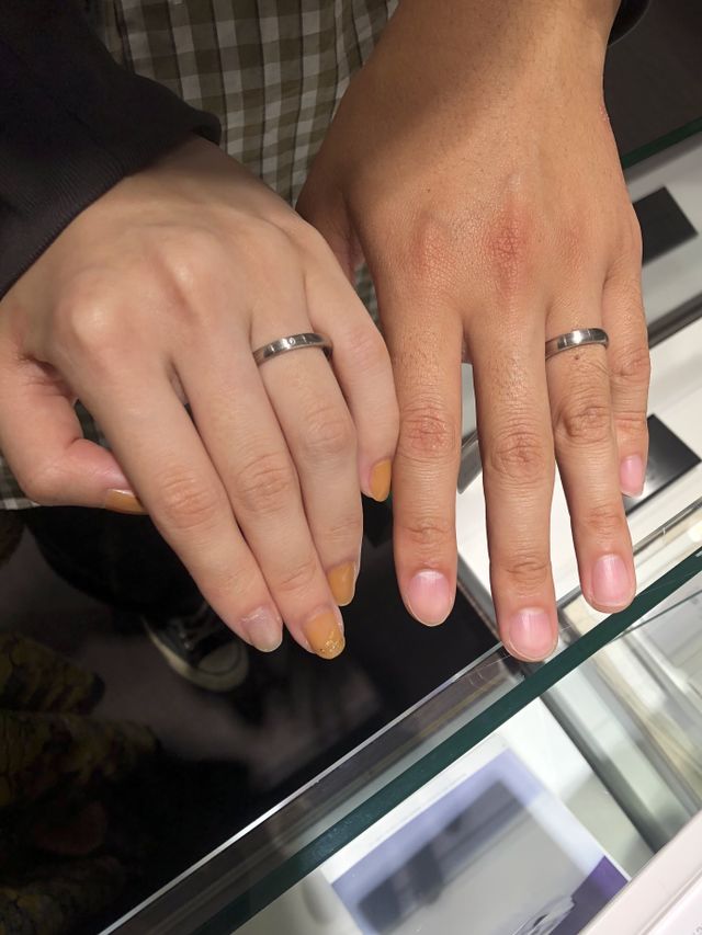 京杢目の結婚指輪の試着です。