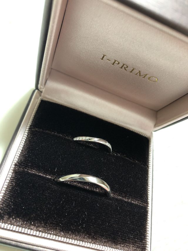 ねじりのデザインで、女性のは両サイドにダイヤが入っています