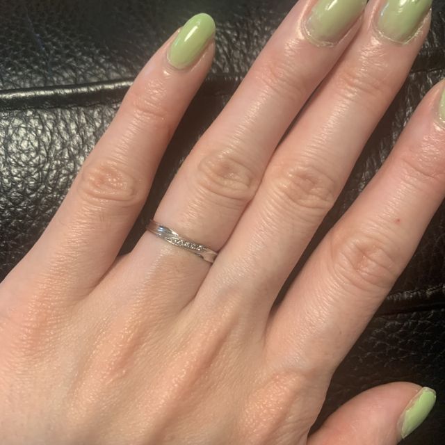 指輪を着けている写真です。