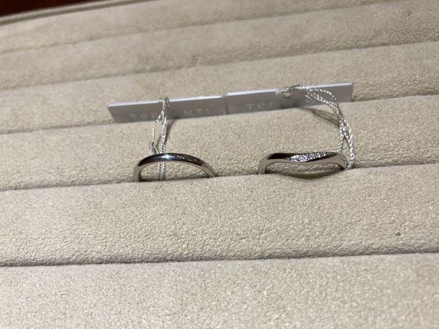 左手は私のFL-ASL。シンプルながら絶妙なツイストが良い