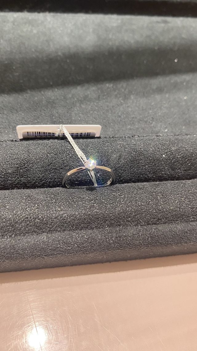 ダイアモンドが際立つステキなデザイン！！！！！
