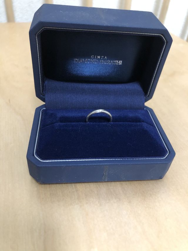 ウェーブな部分の真ん中に小さいダイヤが複数入ってます。