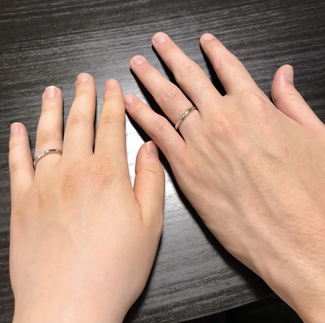 指輪を受け取った初日、記念に二人で着けているところ。