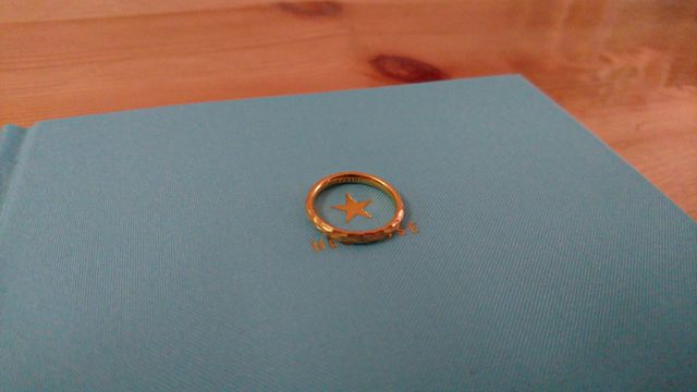 内側に希望した刻印ができます。結婚記念日が彫ってあります。