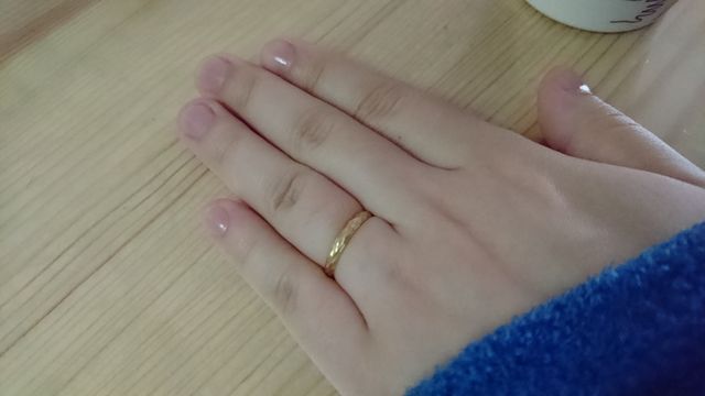 着用時です。つや消し加工なのでキラキラしません。