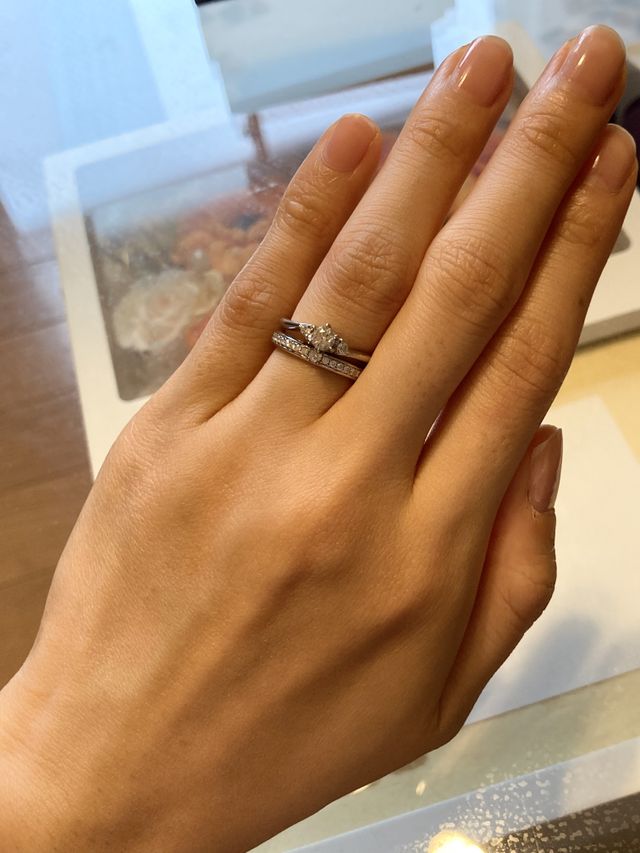 結婚指輪のダイヤの輝きで、婚約指輪もさらに輝いて見えます。