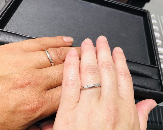 シンプルでお揃い感があり、女性側にダイヤが入っています。