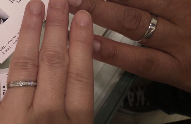 ストレートタイプ。
女性は、メレダイヤ付き。