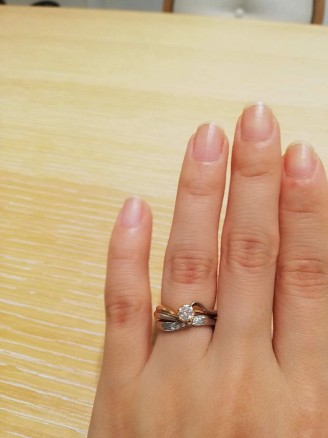 エンゲージリングと重ね付けの様子