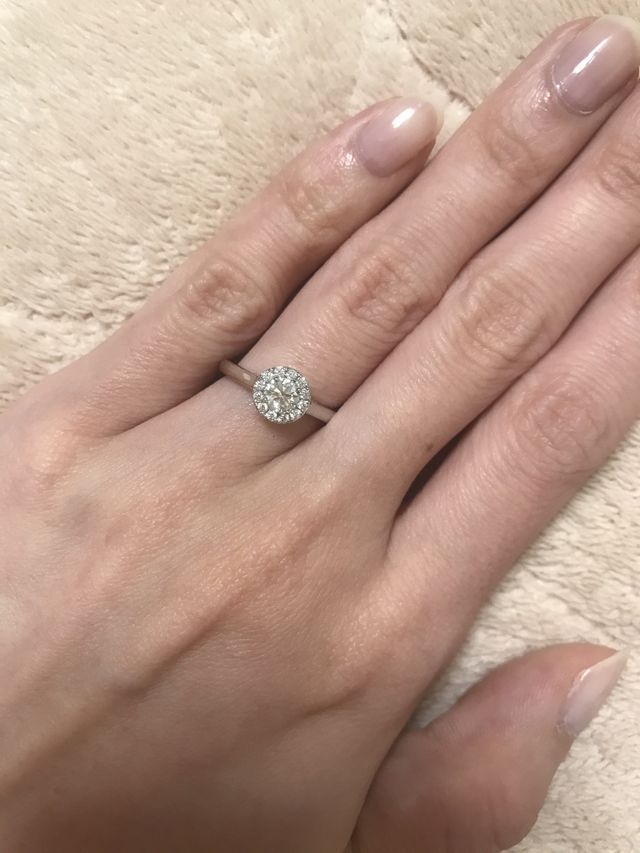 3号の指に0.3ctのセンターダイヤモンドです。