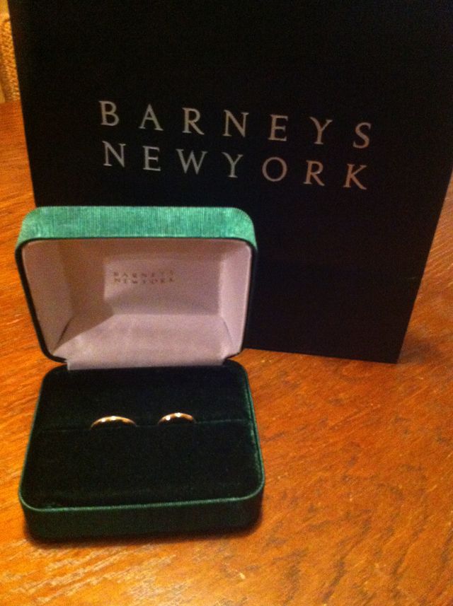 指輪の入ってる箱は濃緑の色がめずらしくて素敵です。