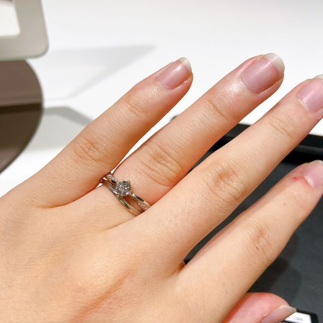 ひねりのあるタイプのメレリングを試着しました。