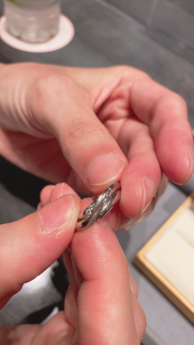 合わせると一つのデザインになります。