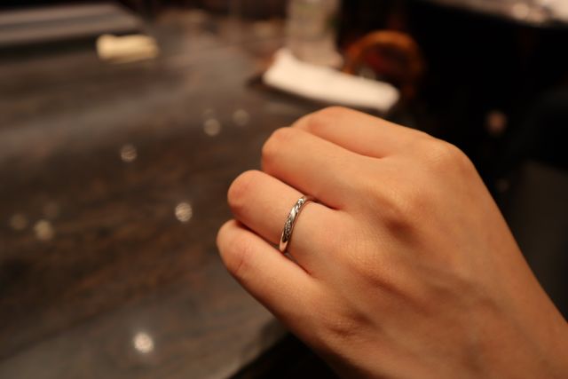 彼女の指にもピッタリです。