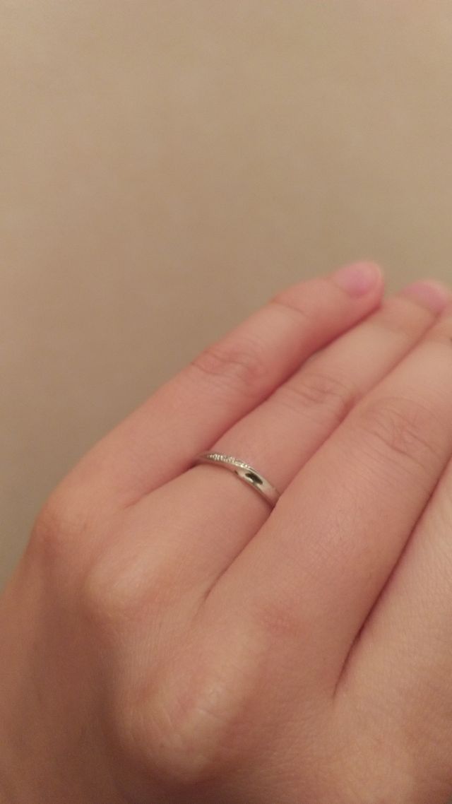 シンプルで細め。
プラチナ製です。