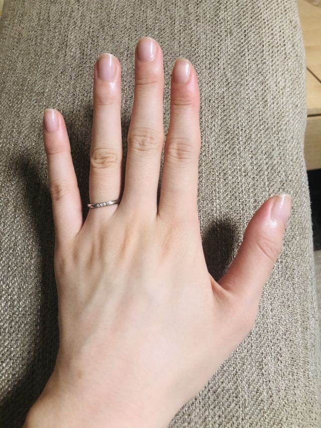 ストレートですがデザインはウェーブでダイヤが３つあります。