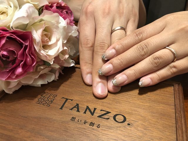 コーラルゴールドの色味がかなり上品で手に自然に馴染みます。