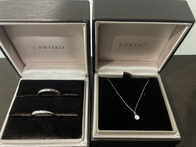 左が結婚指輪
右がネックレス