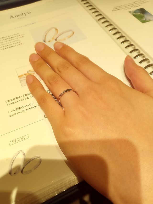 彼女の指になりますが、素敵な指輪を提案いただけました。