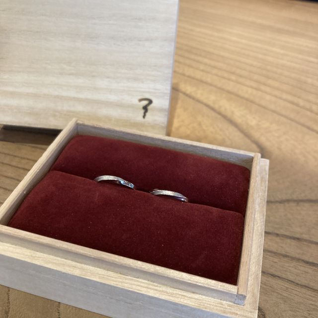 ひねりにいしじを入れて頂いた結婚指輪です。