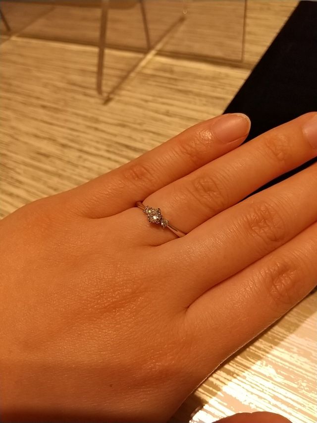 3石タイプの婚約指輪