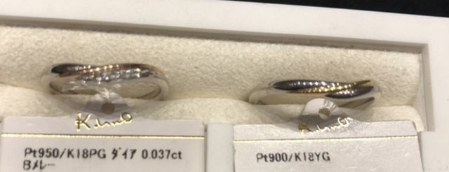 左レディース　ダイヤ一石。
右メンズ　ダイヤなし。