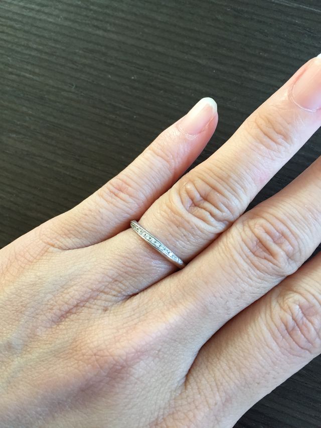 プラチナリングにダイヤが並べられた捻りのある指輪です