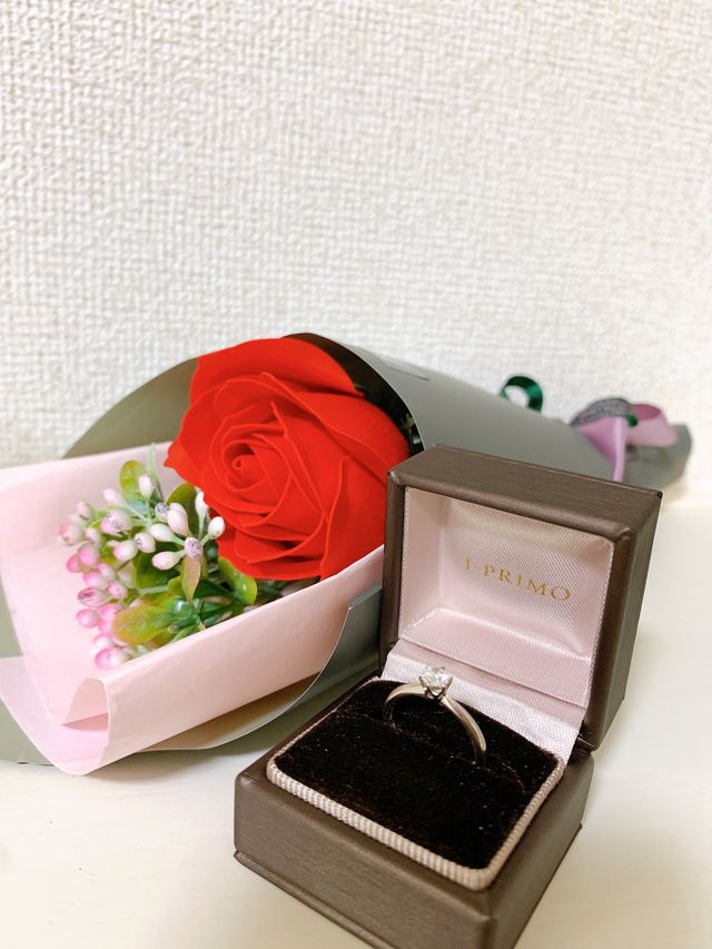 オーソドックスなデザインでダイヤの輝きがより際立ちます。