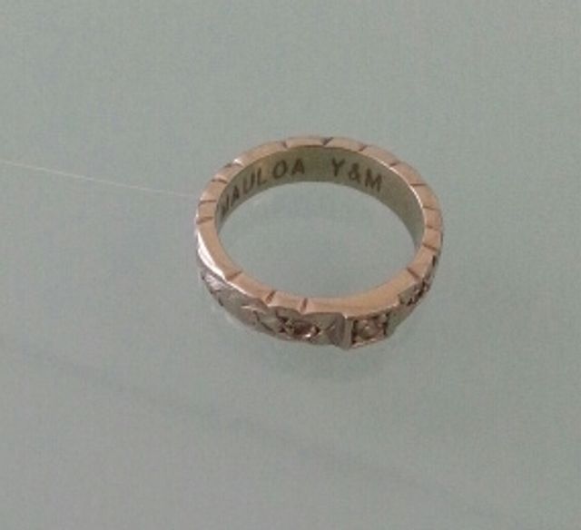 指輪の内側には二人のイニシャルとメッセージ入り。