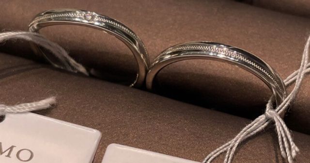 左レディース　ダイヤ一石。
右メンズ　ダイヤなし。