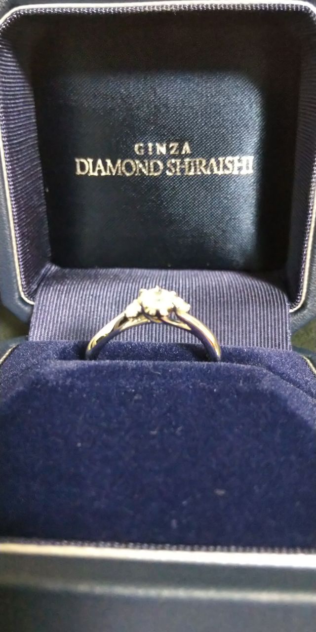 波をうつようなリングでとてもしなやかな印象です