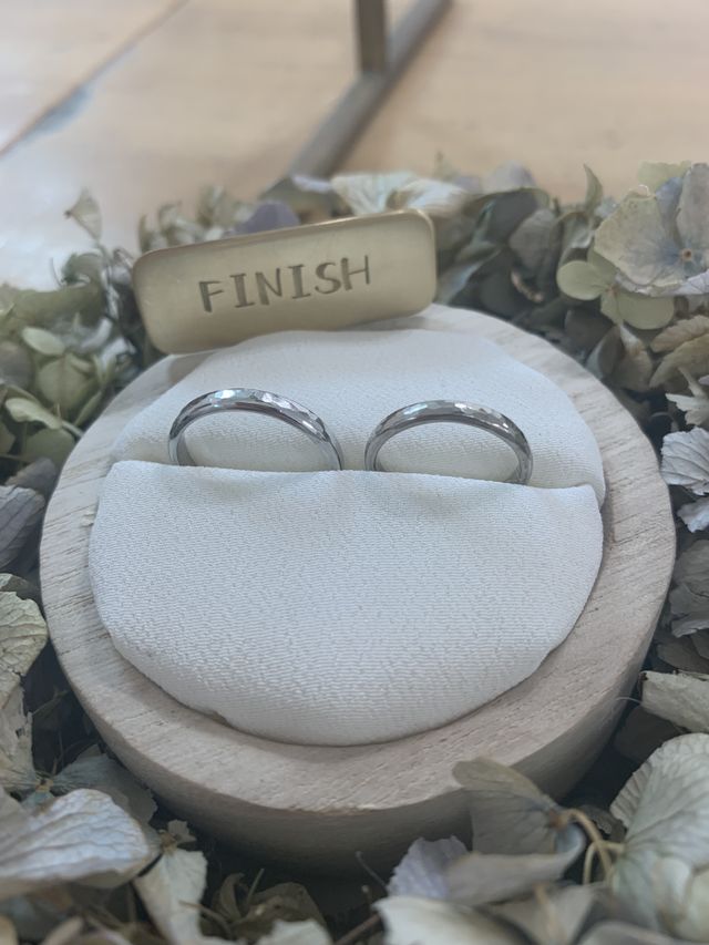 プラチナとホワイトゴールドの素材違いで槌目デザインにしました