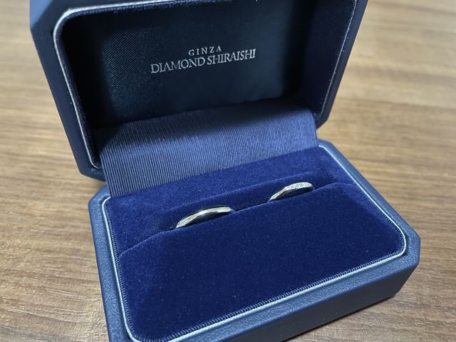 男性用はシンプル。女性用は真ん中にダイヤが並んでいます。