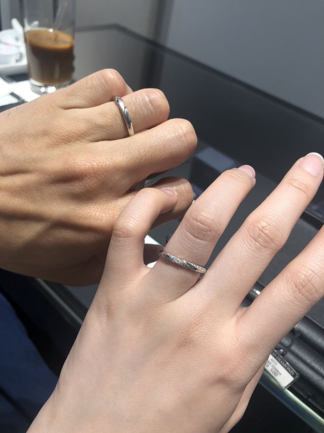 デザインが綺麗で上下、正面どこから見てもダイヤが見えます。