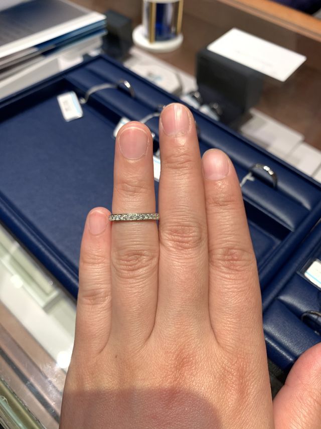 OR-09
幅2.5mmのハーフエタニティーリングです。