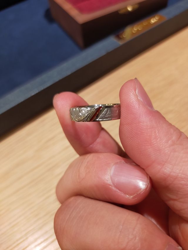 メンズはブラックコーティングを外してプラチナ仕上げにしました