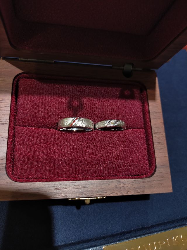 和唐草模様と漆のラインをペアで入れました