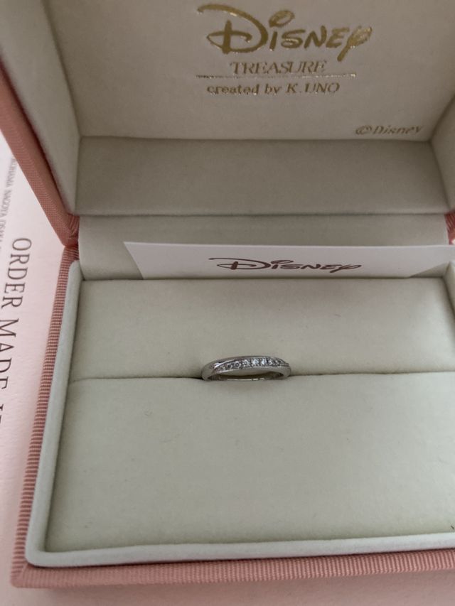 ダイヤが散りばめられた指輪